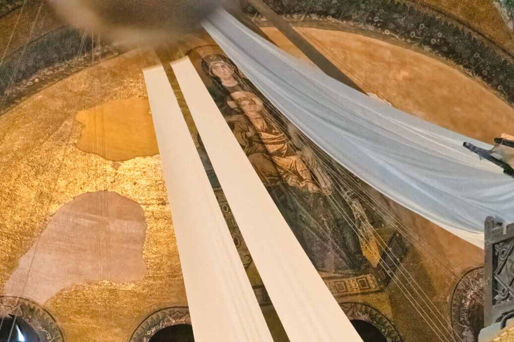 Un mosaico nella semicupola dell'abside raffigura la Vergine Maria in trono con il Bambino Gesù in grembo. Essendo la Basilica usata come moschea, il mosaico è nascosto parzialmente da tre teli.