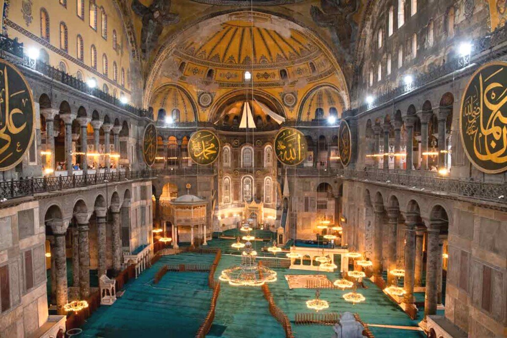 L'interno grandioso della Basilica con cupole archi e colonne bizantine.