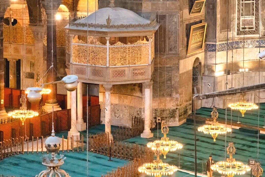 Il pulpito sorretto da quattro colonne bizantine nella Basilica di Santa Sofia.