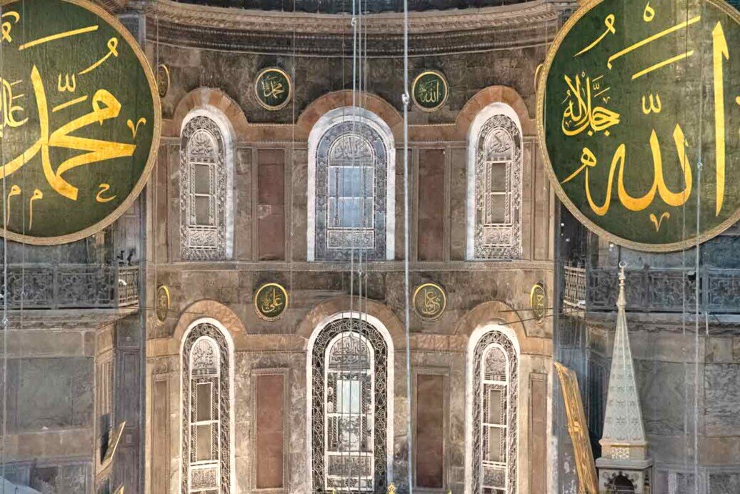 Sei grandi finestre a semiarchi con ai due lati due grandi medaglioni calligrafici ottomani.