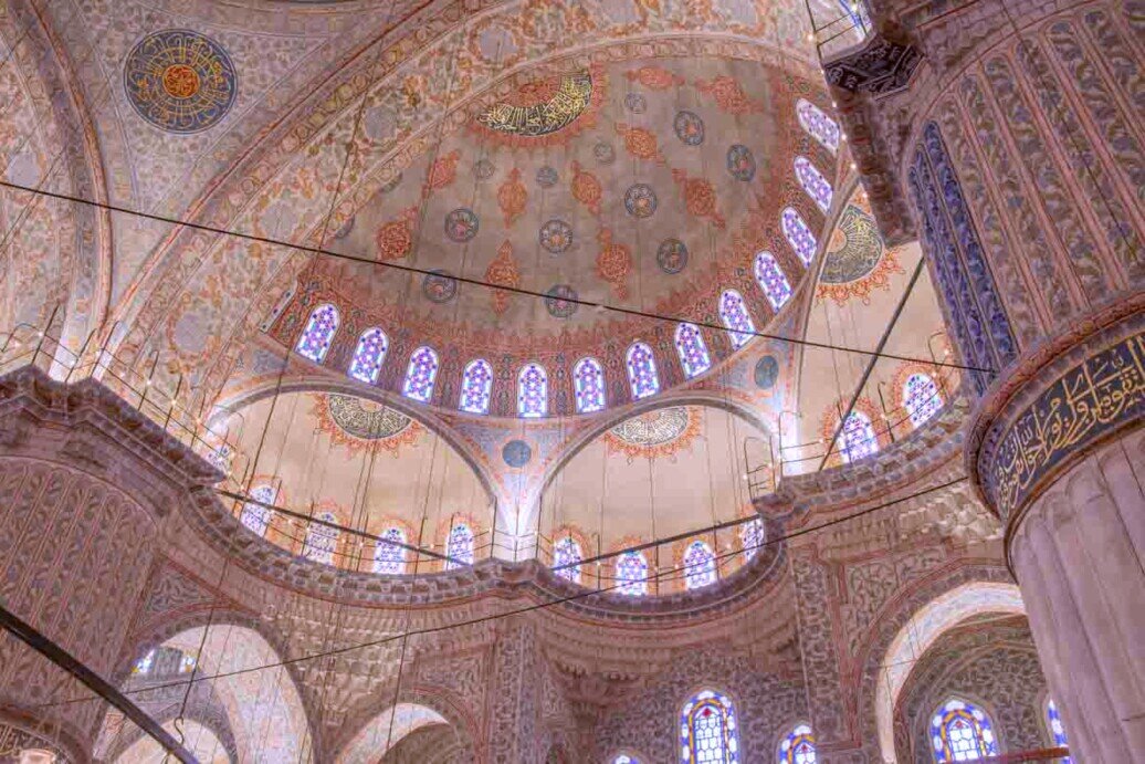 La cupola centrale più grande attorniata dalle cupole più piccole della moschea.