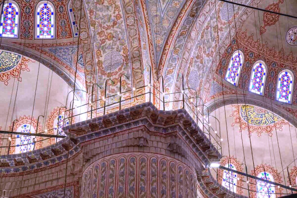 Le splendide piastrelle di Iznik che decorano le arcate delle cupole della moschea.
