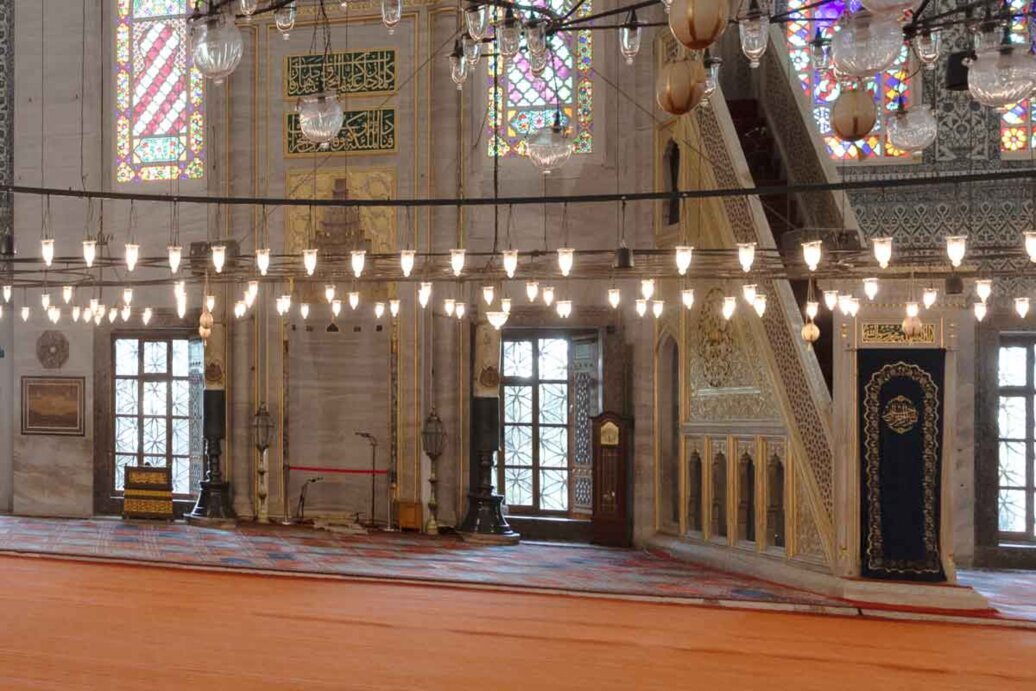 Il Mihrab e il Minbar in marmo bianco.