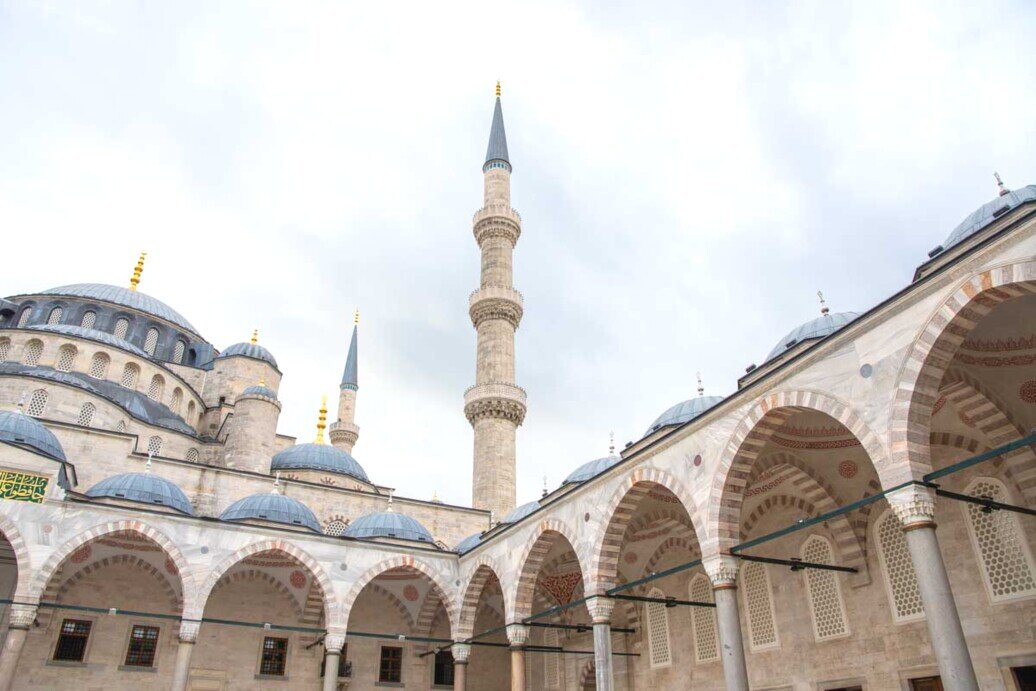 Arcate decorate e minareti.