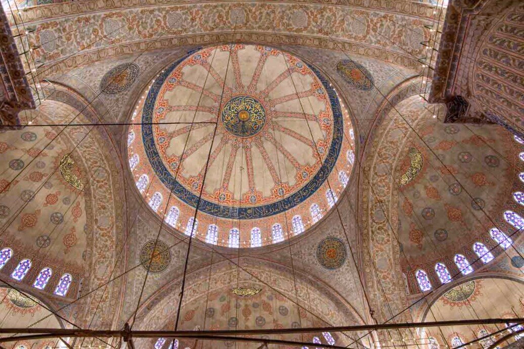 La imponente cupola centrale della moschea blu sostenuta da massicci pilastri decorati.