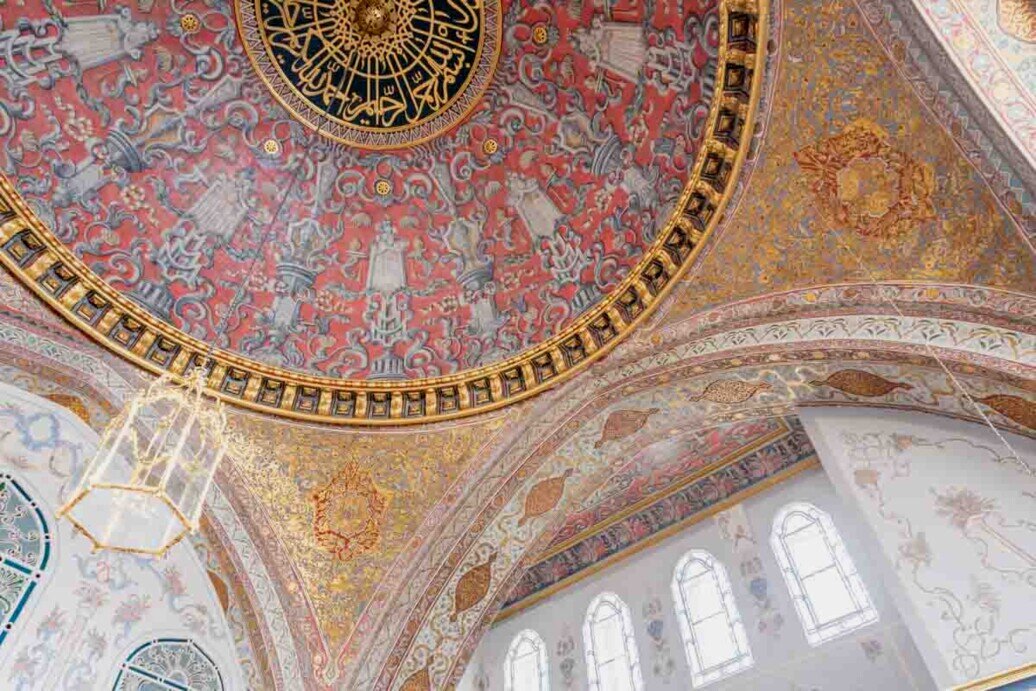 La grande cupola decorata della Sala Imperiale del Palazzo Topkapi, con motivi ornamentali ottomani e lucernari che illuminano l’ambiente.