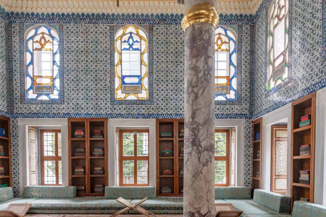  Biblioteca del palazzo del sultano a Istanbul, con scaffali pieni di libri antichi e decorazioni ornate.