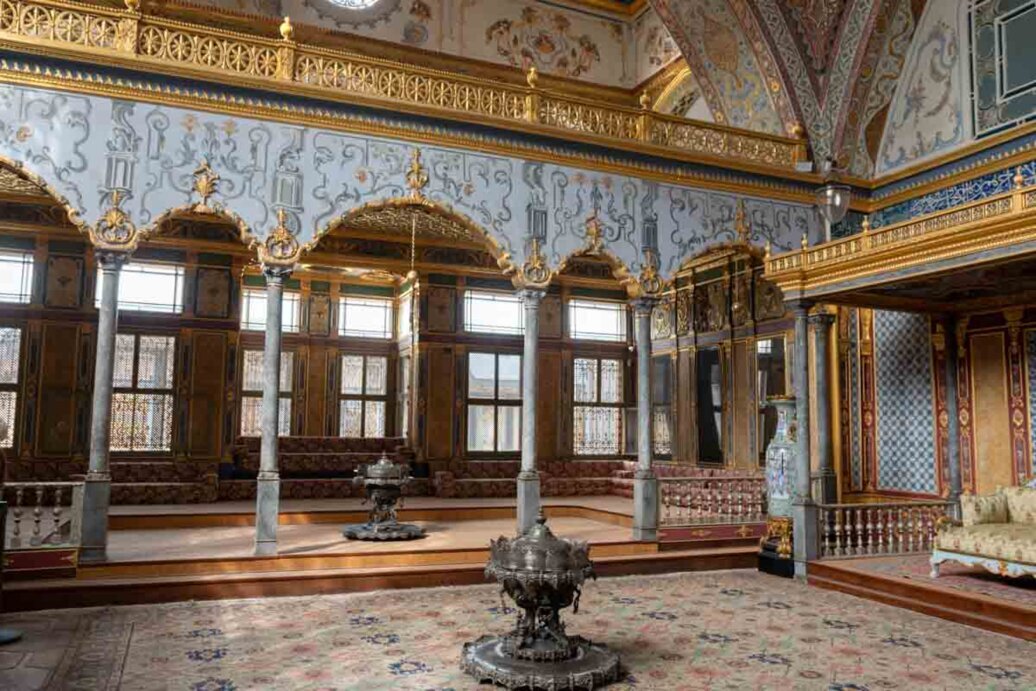 Una galleria a due piani nella sala imperialecon colonne, decorazioni floreali e stucchi.