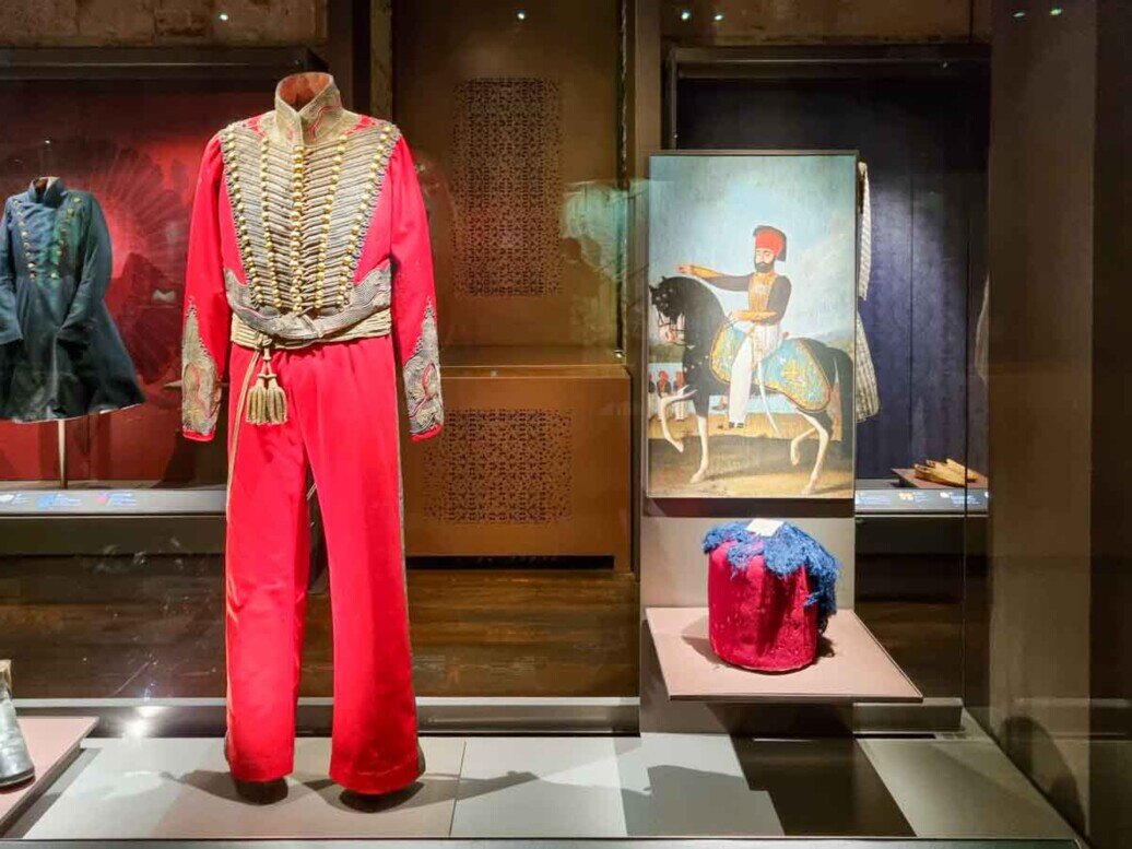 Costume ottomano rosso da indossare a cavallo.