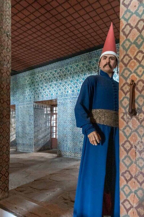 Manichino vestito da alabardiere con le trecce.