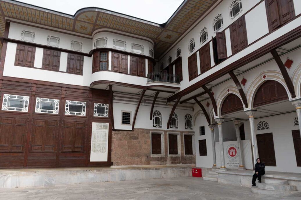 Palazzo a due pianicon arcate e con doppie finestre in legno, destinato al sultano e alla sua famiglia.