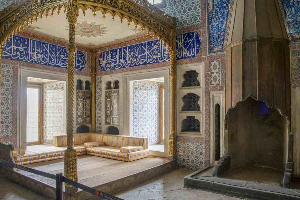Baldacchino con decorazioni blu e oro, evidenziando l'eleganza e la ricchezza degli arredi.
