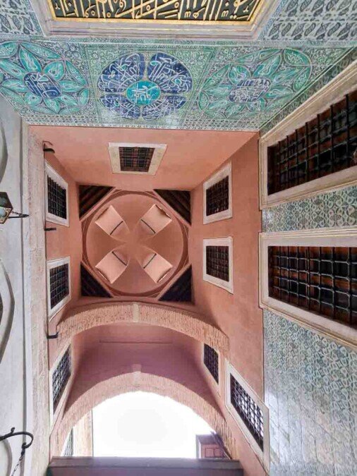 Soffitto del cortile degli eunuchi caratterizzato da dettagli architettonici e decorazioni artistiche.