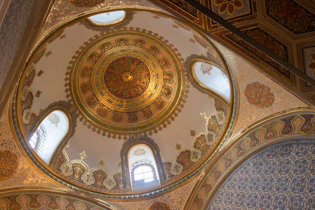 Cupola in stile ottomano con quattro finestroni a contorno.