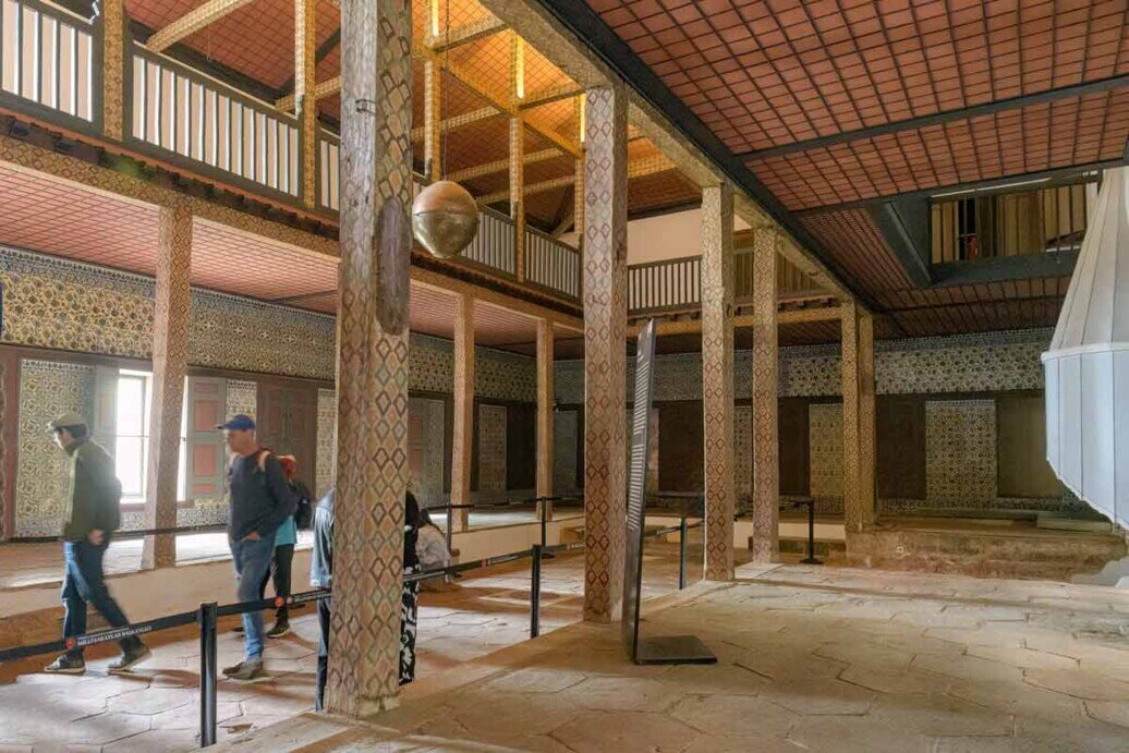 Una sala a due piani in legno con decorazioni con piastrelle adibito a dormitorio per i soldati.