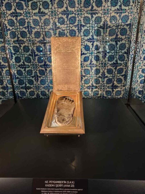 Un contenitore in legno rettangolare con all'interno un calco del piede di Maometto.