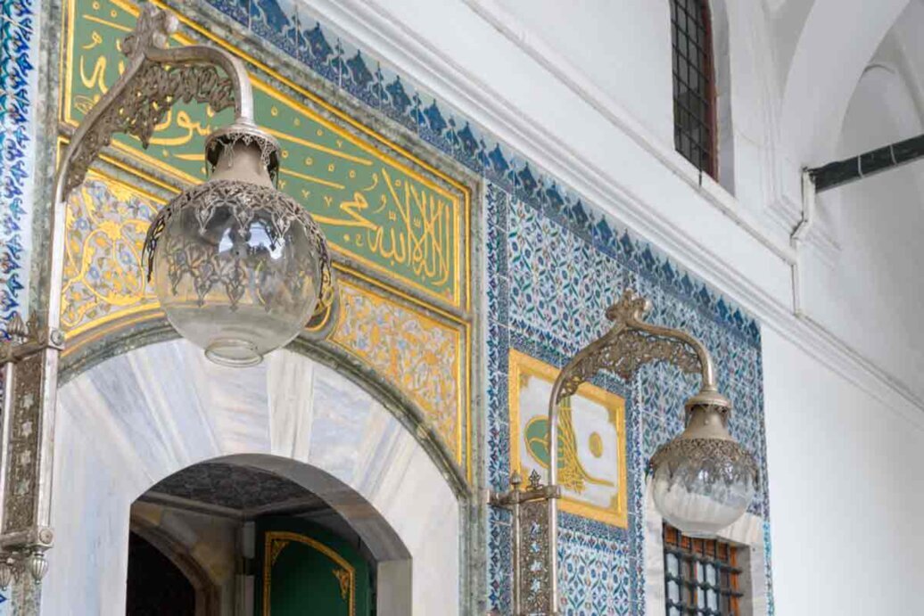 L'ingresso ad un padiglione decorato con pregiate piastrelle e scritte ottomane.