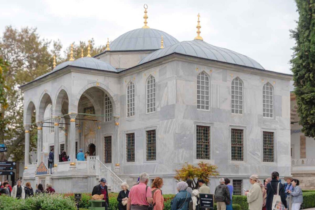 Edificio esterno caratterizzato da cupole e facciata rivestita in marmo bianco.