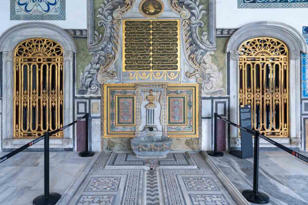 Una fontana in marmo con decorazioni in stile rococò ottomano.