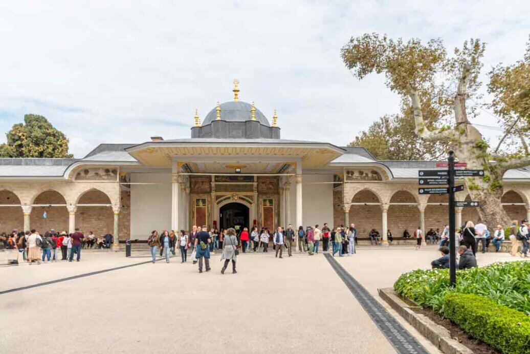 Una grande cupola, colonne di marmo e soffitti decorati sono una delle porte di accesso al Palazzo Topkapi