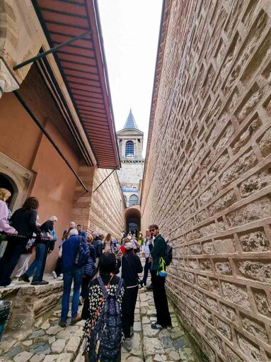 Una strada stretta lastricata in pietre, in leggera salita, che i cavalli con i loro soldati percorrevano all'interno del palazzo Topkapi.