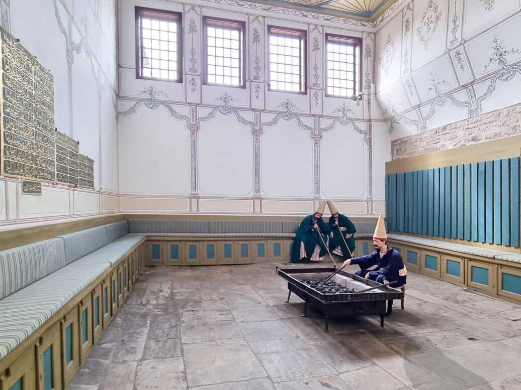 Un manichino intento a fabbricare pipe.