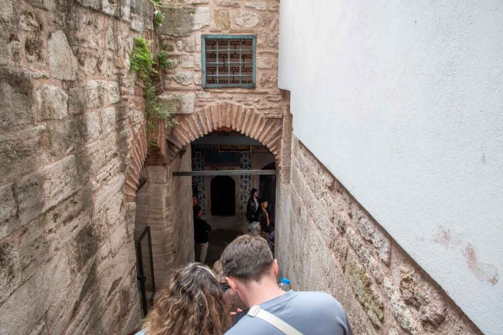 Un tunnel stretto a scendere verso l'harem.