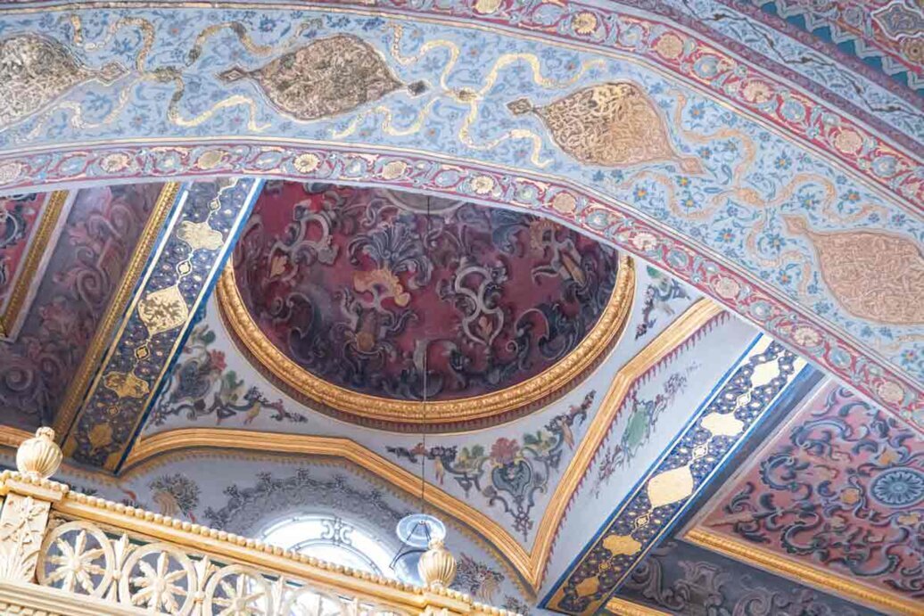 Una cupola con prevalente colore rosso con motivi floreali come anche sulle pareti e sull'arco.