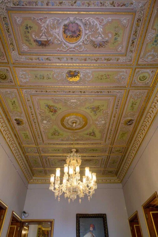 Soffitto decorato con motivi floreali in colore pastello.