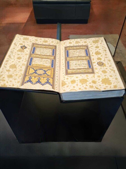 Un corano aperto in esposizione nella collezione museale.