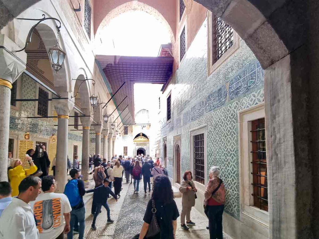 Cortile degli eunuchi neri, a sinistra il dormitorio.