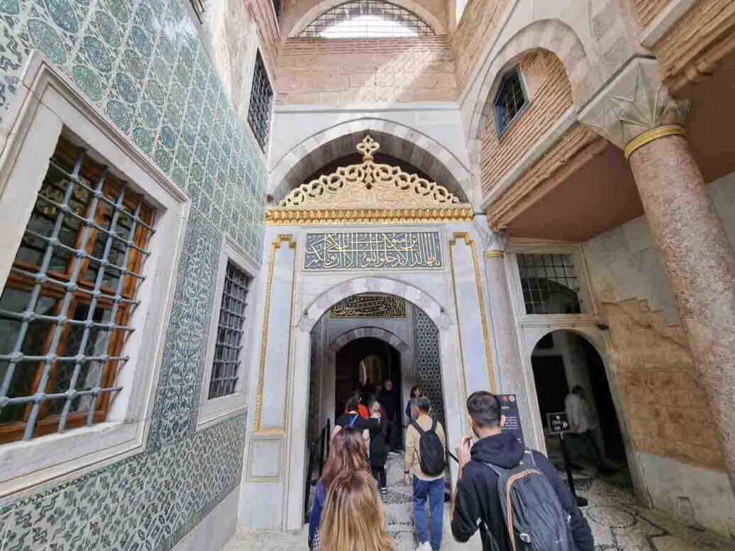 Una porta ad arco decorata che porta agli appartamenti della famiglia del sultano.