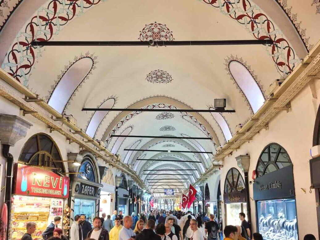 Un tunnel con soffitto decorato con negozi di mercerie.