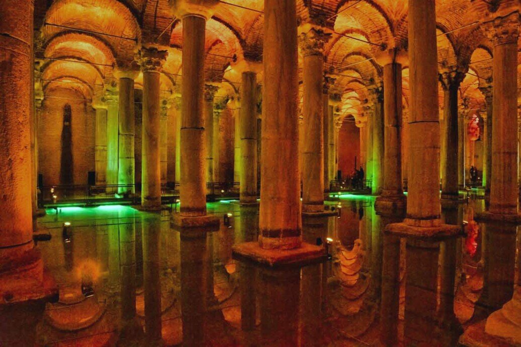 Una cisterna bizantina con tante colonne di marmo alte 9 metri in una atmosfera di luci suggestiva.