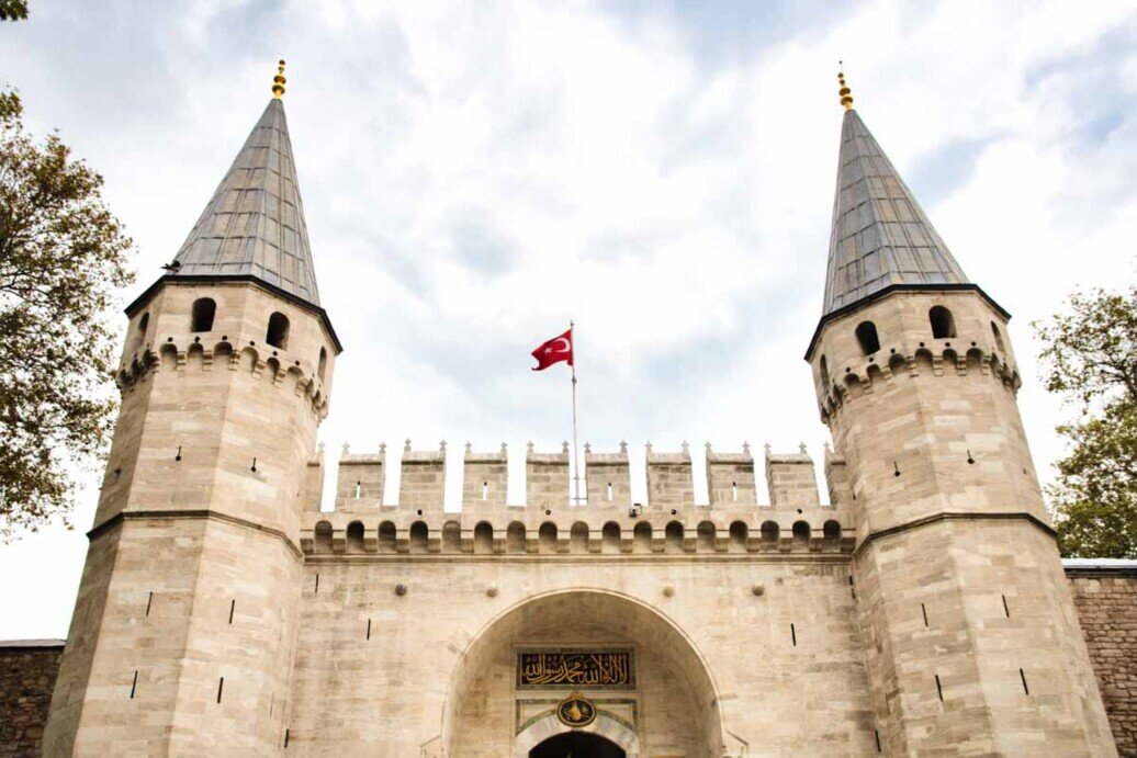 Ingresso fortilizio con arcata e due torri laterali.