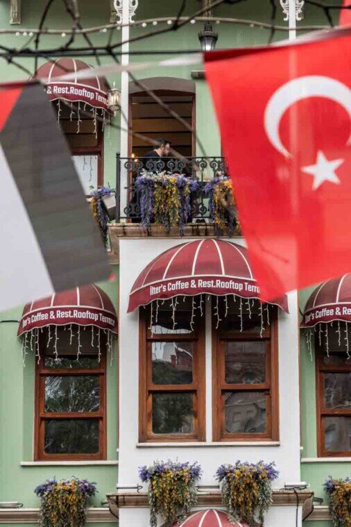 Facciata di un ristorante con bandiere esposte.