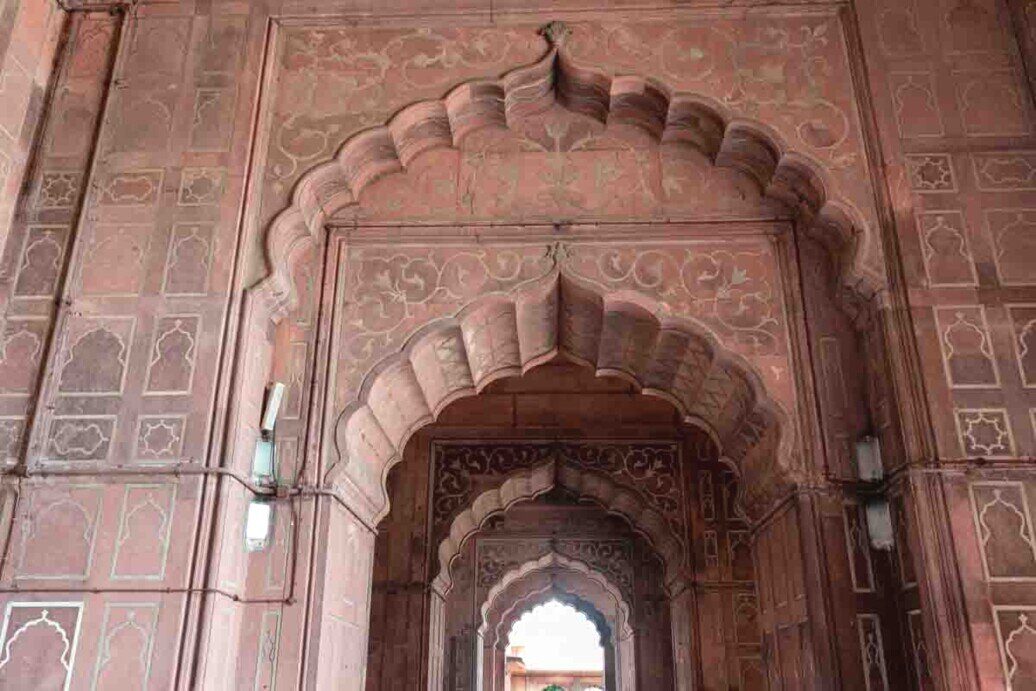 Archi in successione all'interno della Jama Masjid Serie di archi decorati che si alternano per ogni mirhab che contiene la moschea.