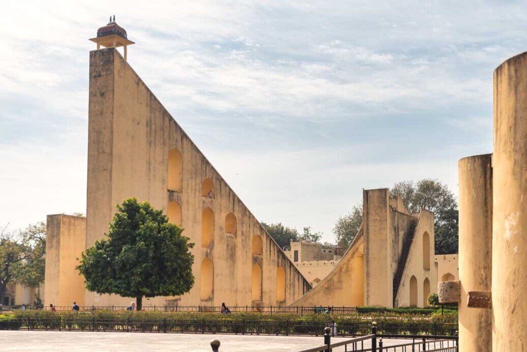 Samrat Yantra: il più grande orologio solare Una struttura gigantesca in muratura che, grazie all'ombra che crea, è in grado di misurare l'ora con la precisione di due secondi.