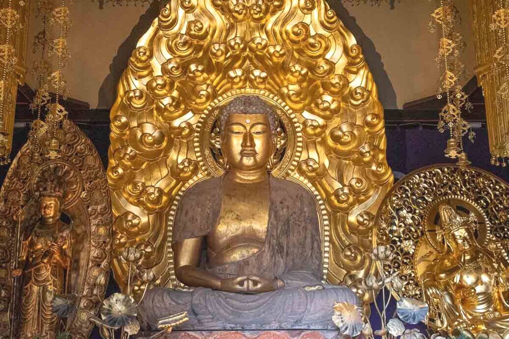 A lato del tempio principale si erge una statua di buddha assiso alta 2,8 metri completamente dorata in atteggiamento contemplativo.
