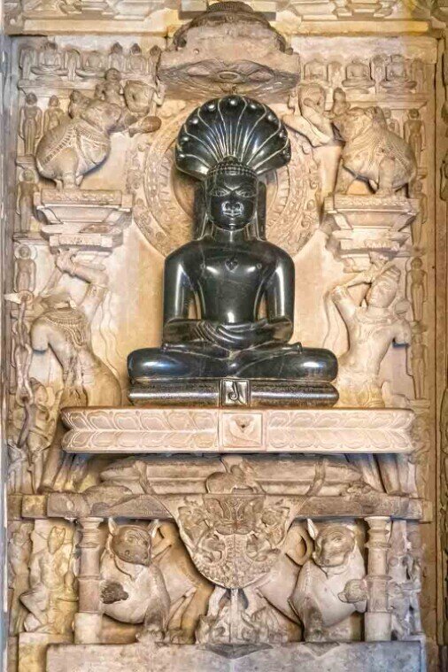 All'interno del tempio di Parshwanath c'è l'altare con scuture tutt'intorno alla divinità gianista. 