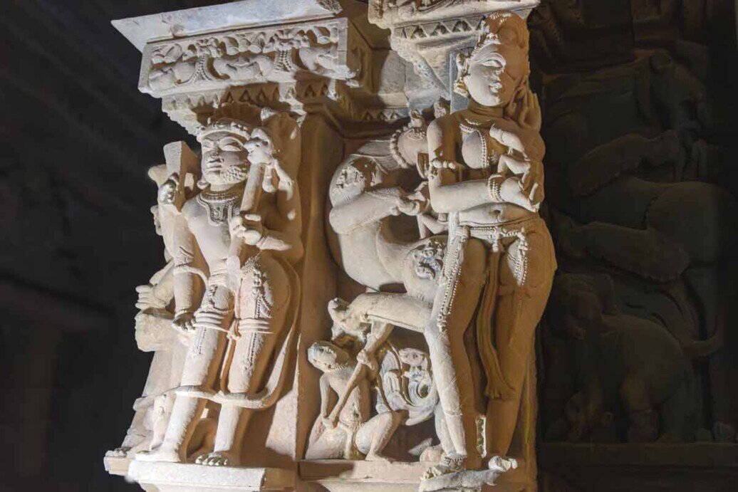 Una colonna scolpita con figure di divinità gianiste nella prima sala del tempio di Parshwanath.