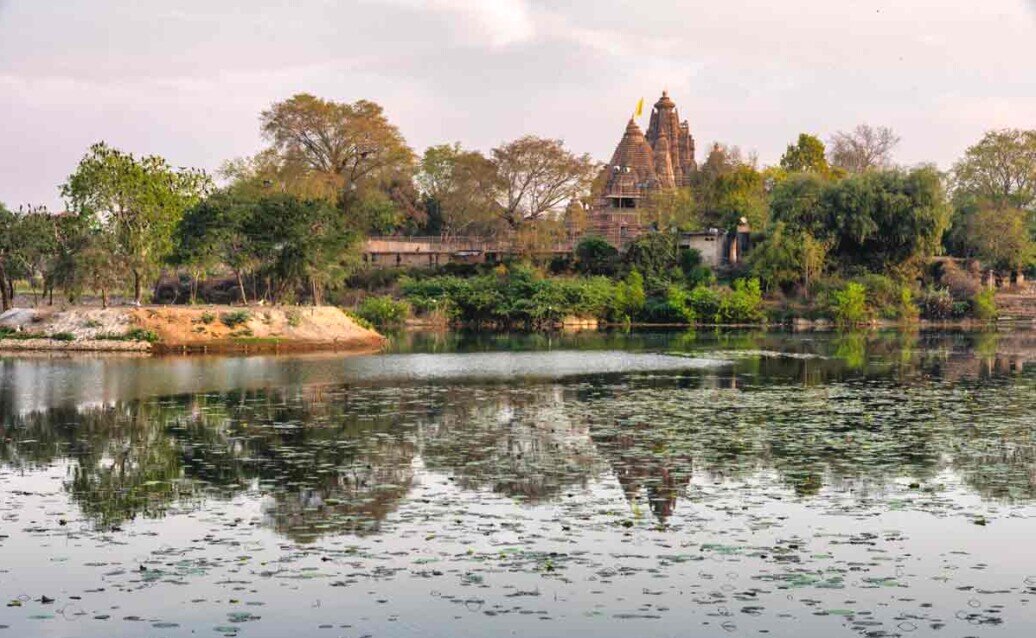 Templi di Khajuraho Vista del Tempio di Khajuraho, caratterizzato da una grande torre e scalinate in pietra.