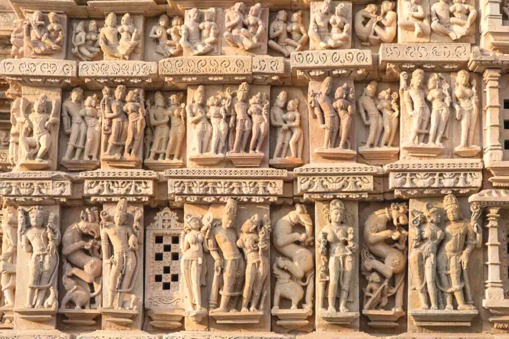 Dettagli dei rilievi del tempio di Parshwanath.