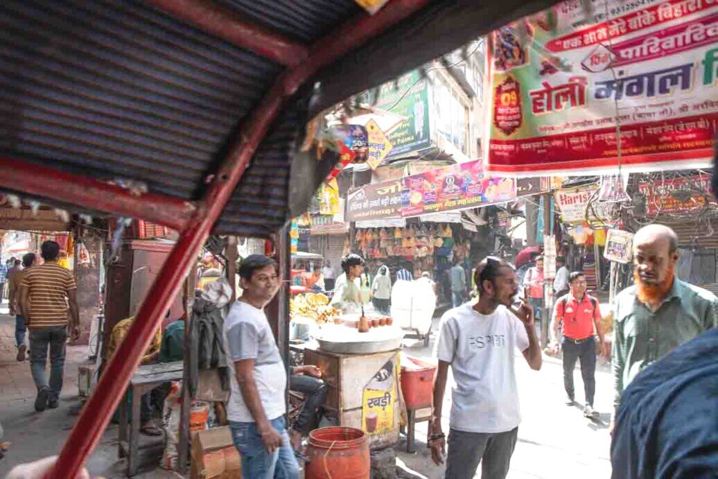 Khari Baoli una strada piena di negozi.