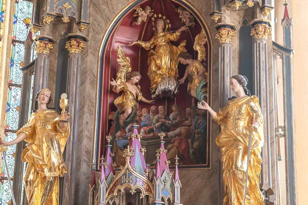 Statue e stucchi nella chiesa della Madonna dell'Ascensione Statue della madonna e degli angeli nella chiesa della Madonna dell'Ascensione.