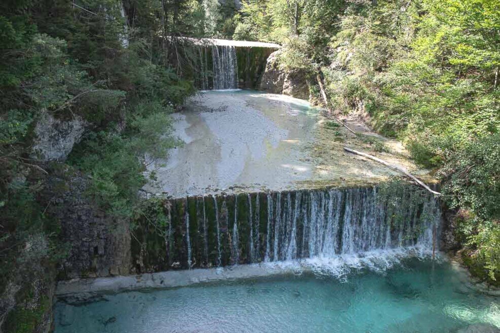 Cascata del lago di Jarna Una cascata del Lago di Jasna a Kranjska Gora