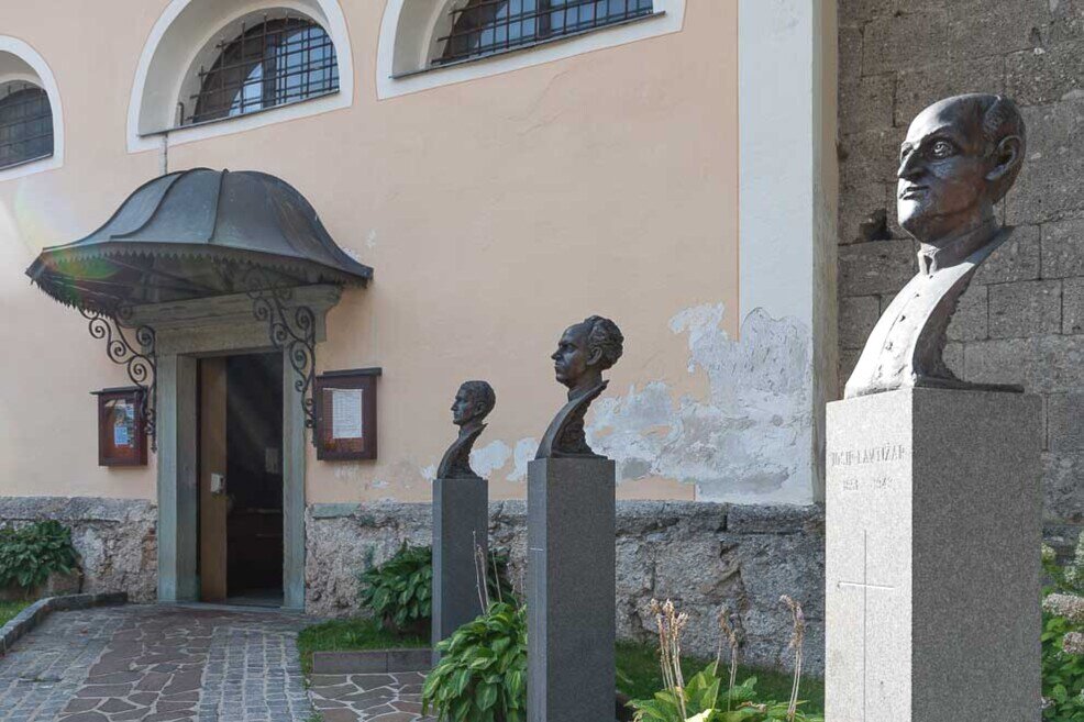 Kranjska Gora ingresso chiesa della Madonna dell'Ascensione Statue all'ingresso della chiesa a Kranjska Gora