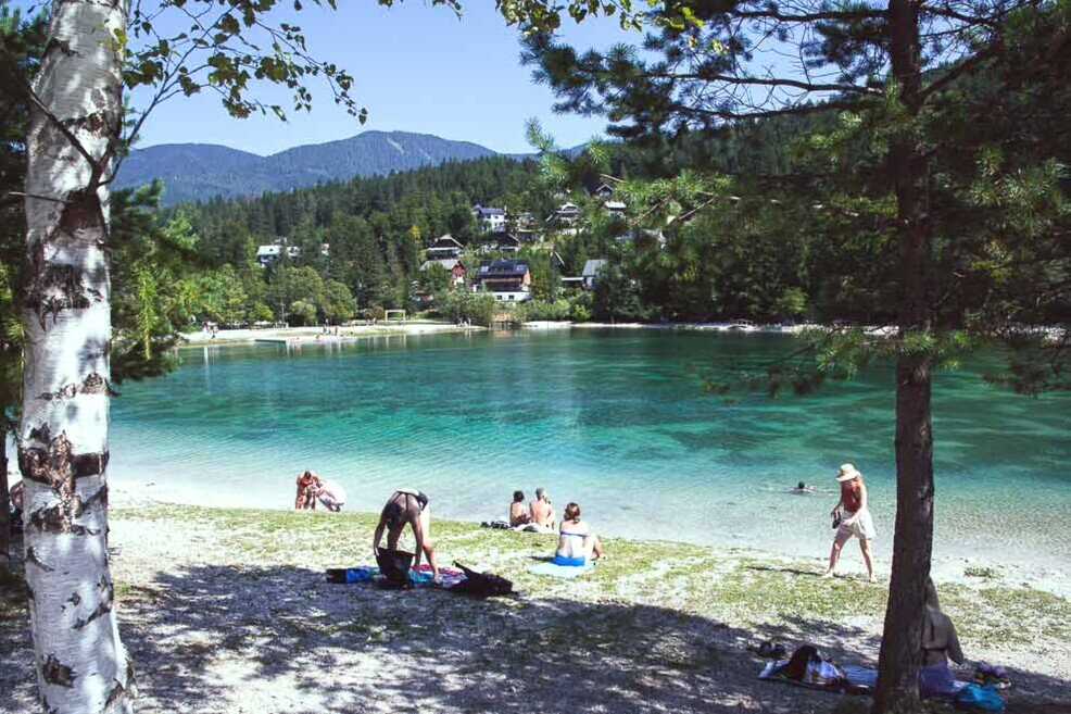 Scorcio del lago di Jasna persone che si rilassano e prendono il sole in riva al lago di Jasna.