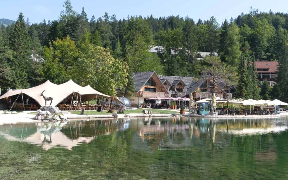 Lago di Jasna e strutture ricettive Riflessi sul lago di Jasna delle strutture ricettive della zona.