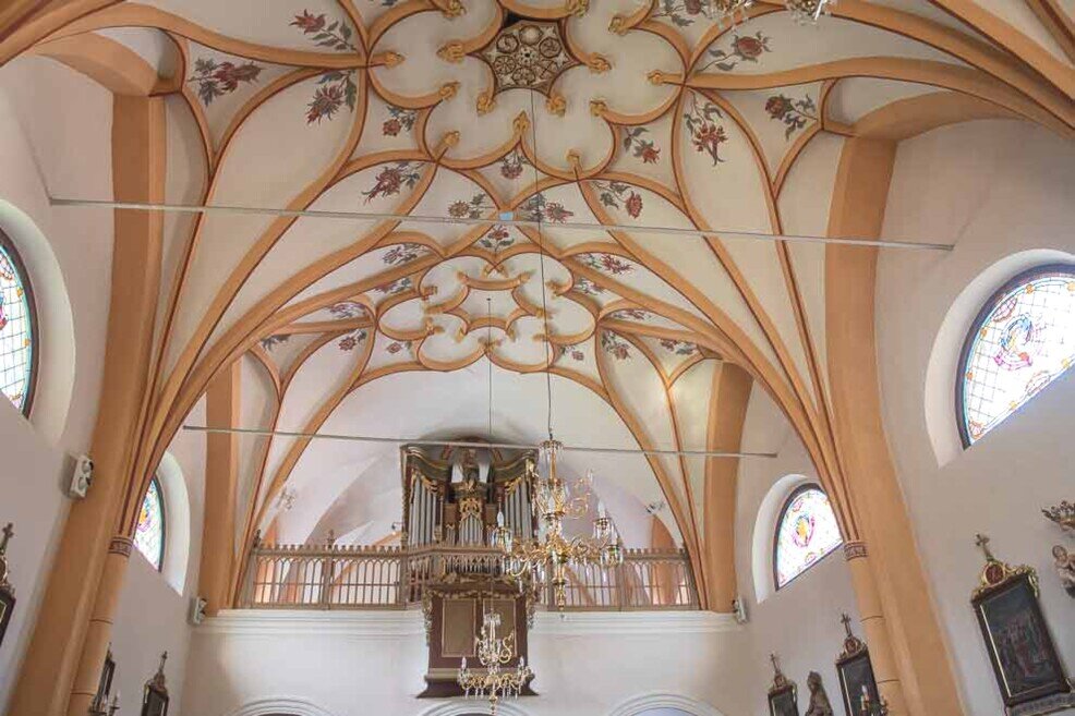 Stucchi e affreschi sul soffitto della chiesa della Madonna dell'Ascensione Stucchi e affreschi sul soffitto della chiesa della Madonna dell'Ascensione